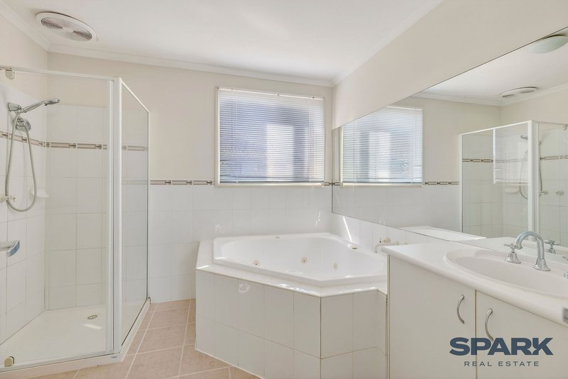 Photo - 4 Salford Lane, Caroline Springs VIC 3023 - Image 9