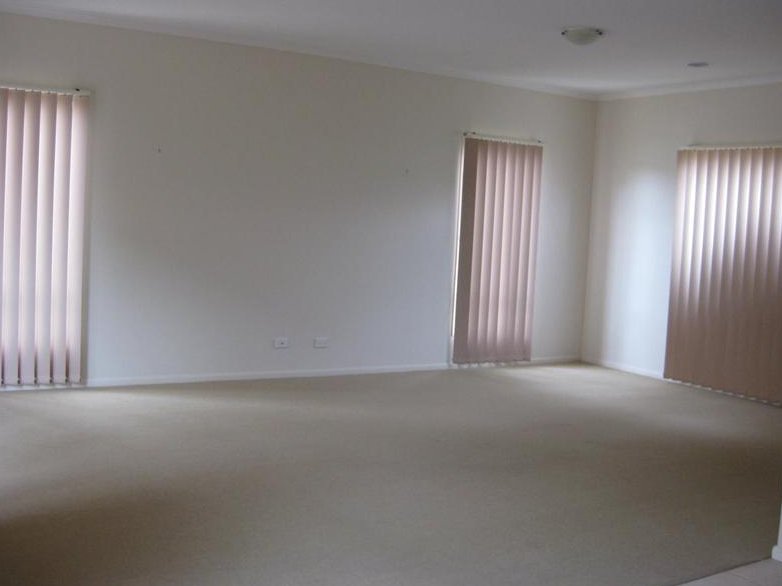 Photo - 4 Salford Lane, Caroline Springs VIC 3023 - Image 7