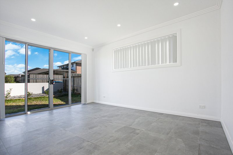 Photo - 4 Samuel Court, Carnes Hill NSW 2171 - Image 2