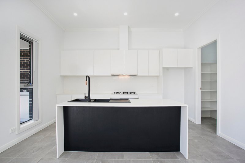 Photo - 4 Samuel Court, Carnes Hill NSW 2171 - Image 3