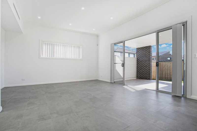 Photo - 4 Samuel Court, Carnes Hill NSW 2171 - Image 4