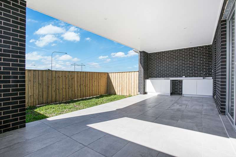 Photo - 4 Samuel Court, Carnes Hill NSW 2171 - Image 6