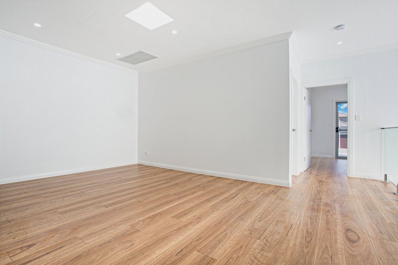 Photo - 4 Samuel Court, Carnes Hill NSW 2171 - Image 7