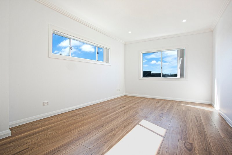Photo - 4 Samuel Court, Carnes Hill NSW 2171 - Image 8