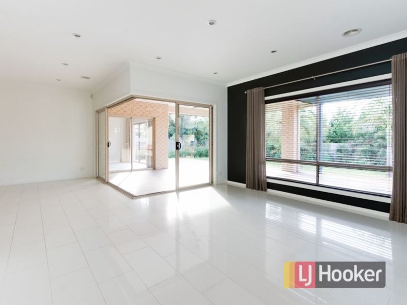 Photo - 4 Sandarra Boulevard, Sandhurst VIC 3977 - Image 4