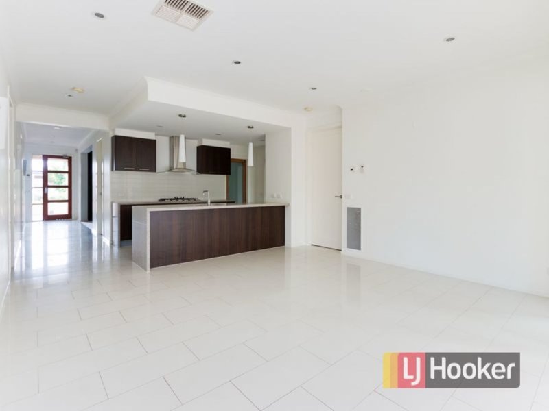 Photo - 4 Sandarra Boulevard, Sandhurst VIC 3977 - Image 7