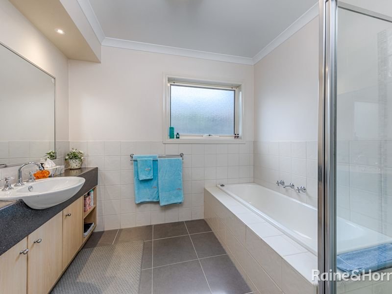 Photo - 4 Sassafras Drive, Sunbury VIC 3429 - Image 9