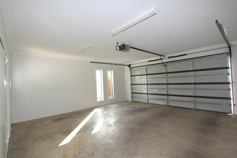 Photo - 4 Saville Street, Emerald QLD 4720 - Image 25