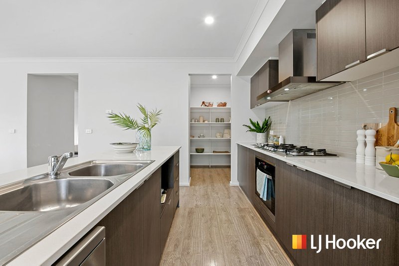 Photo - 4 Saxony Way, Point Cook VIC 3030 - Image 3