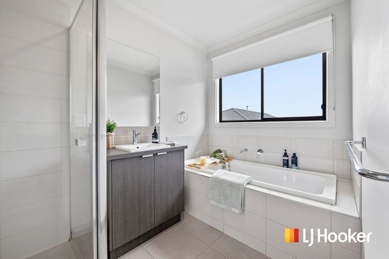 Photo - 4 Saxony Way, Point Cook VIC 3030 - Image 9