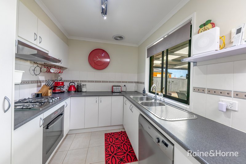 Photo - 4 Sebastian Place, Sunbury VIC 3429 - Image 4