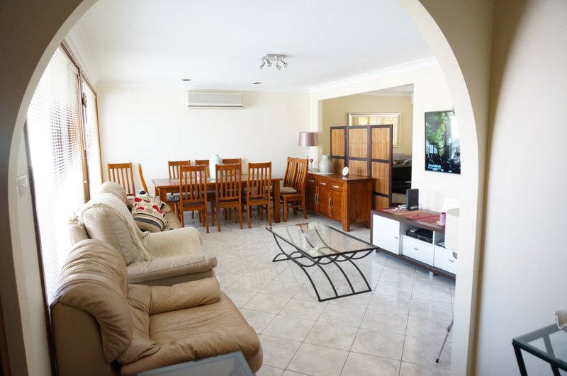 Photo - 4 Seymour Place, Bossley Park NSW 2176 - Image 3