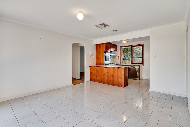 Photo - 4 Sherrin Court, Werribee VIC 3030 - Image 2