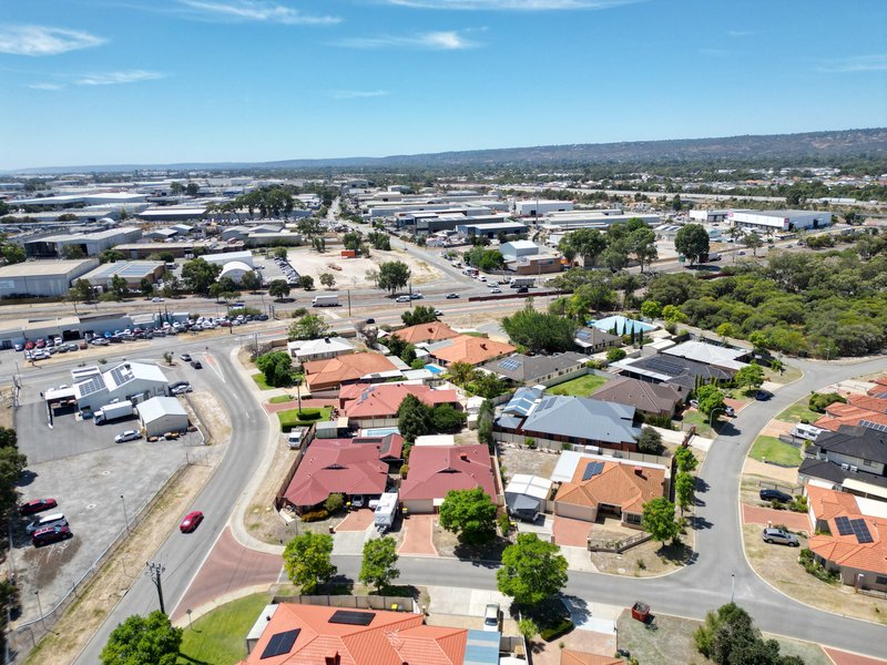 Photo - 4 Silvereye Close, East Cannington WA 6107 - Image 3