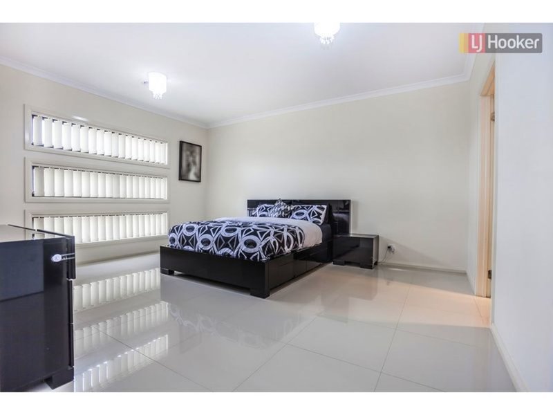 Photo - 4 Silvergum Way, Craigieburn VIC 3064 - Image 9