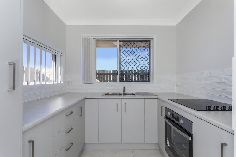 Photo - 4 Skylark Court, Kallangur QLD 4503 - Image 8