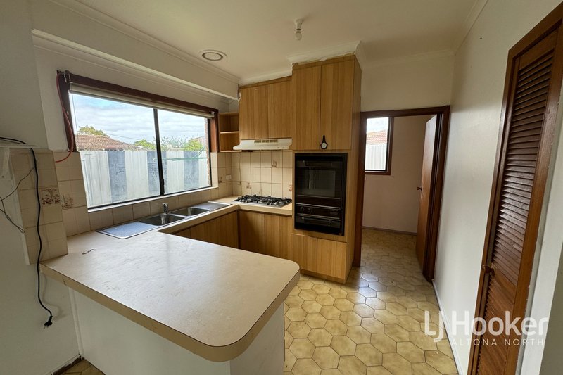 Photo - 4 Sommers Drive, Altona Meadows VIC 3028 - Image 5