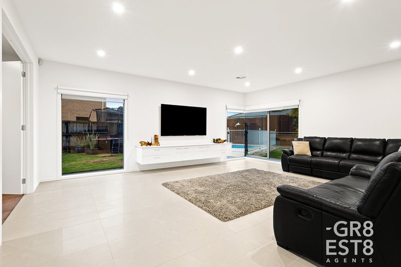 Photo - 4 Spearwood Rise, Cranbourne West VIC 3977 - Image 4