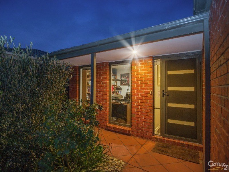 Photo - 4 Spinebill Court, Pakenham VIC 3810 - Image 2