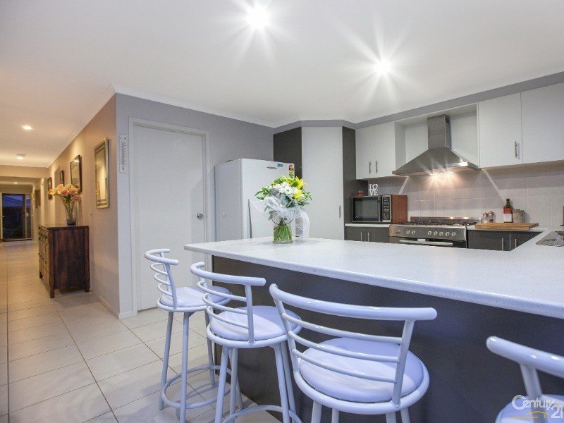 Photo - 4 Spinebill Court, Pakenham VIC 3810 - Image 3