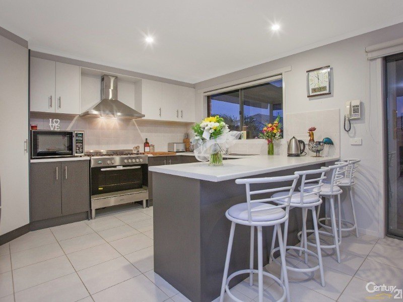 Photo - 4 Spinebill Court, Pakenham VIC 3810 - Image 4