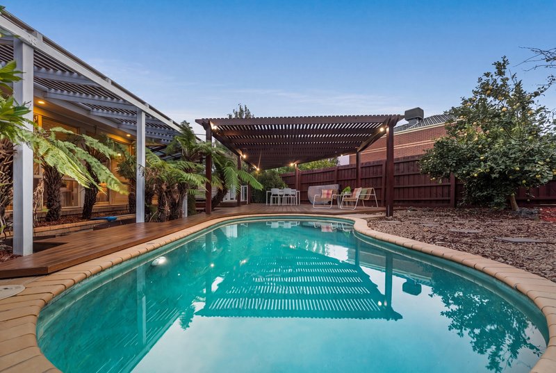 Photo - 4 St Helena Place, Rowville VIC 3178 - Image 2