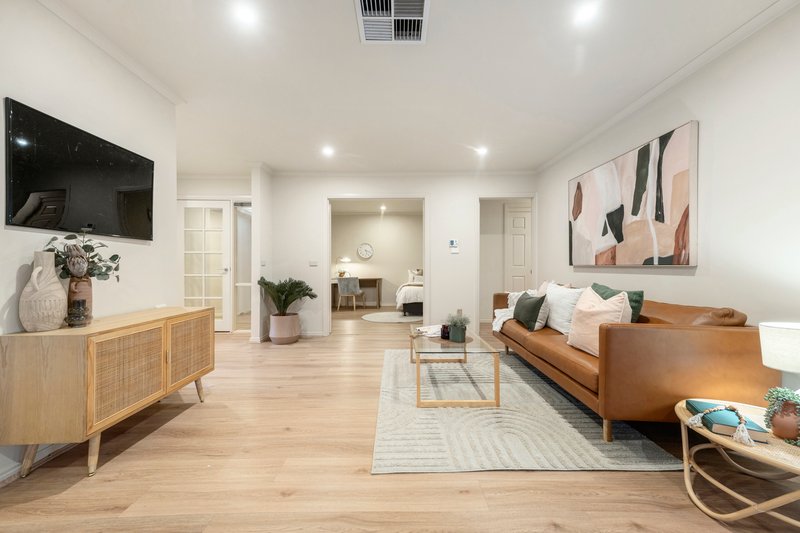 Photo - 4 St Helena Place, Rowville VIC 3178 - Image 5