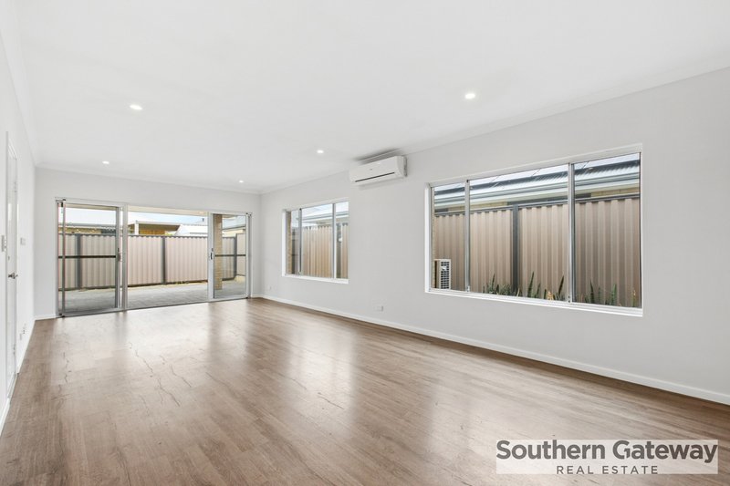 Photo - 4 St Pierre Turn, Piara Waters WA 6112 - Image 2