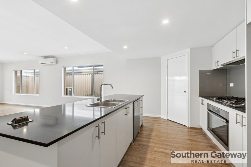 Photo - 4 St Pierre Turn, Piara Waters WA 6112 - Image 7