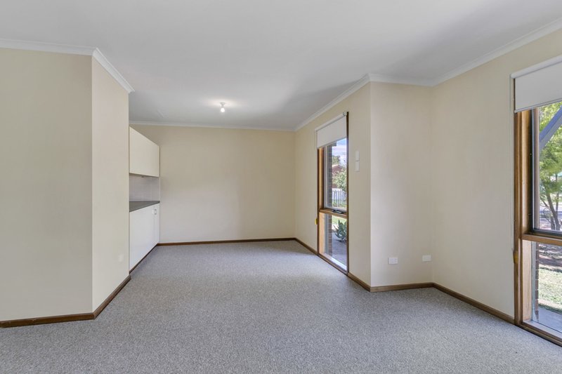 Photo - 4 Stone Court, Parafield Gardens SA 5107 - Image 3