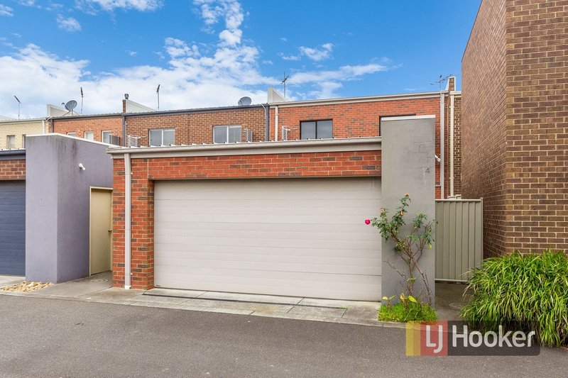 Photo - 4 Stonebridge Lane, Pakenham VIC 3810 - Image 9