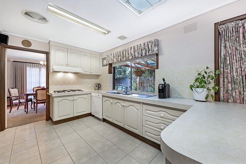 Photo - 4 Strand Close, Glen Waverley VIC 3150 - Image 2