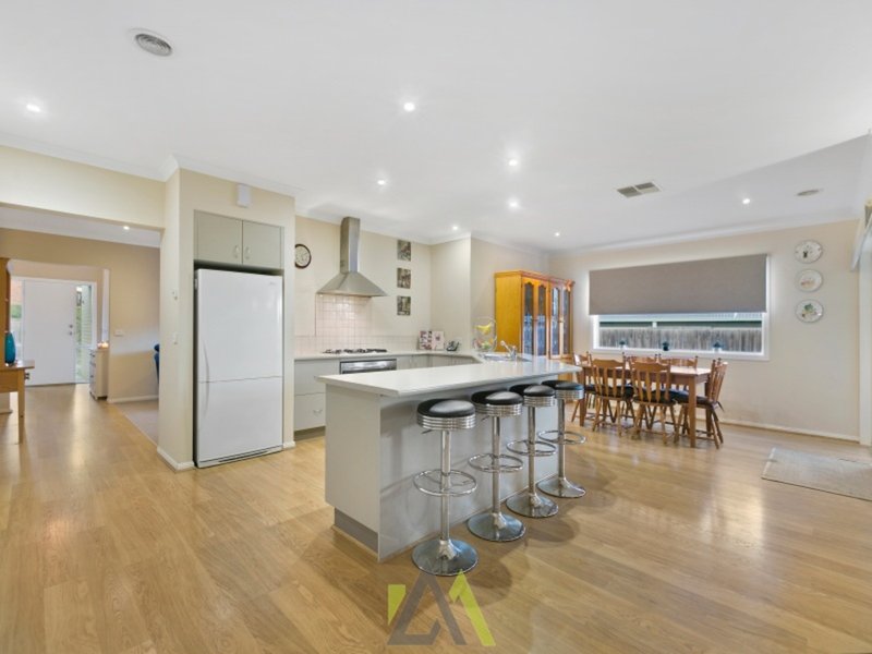 Photo - 4 Sunny Vale Drive, Langwarrin VIC 3910 - Image 3