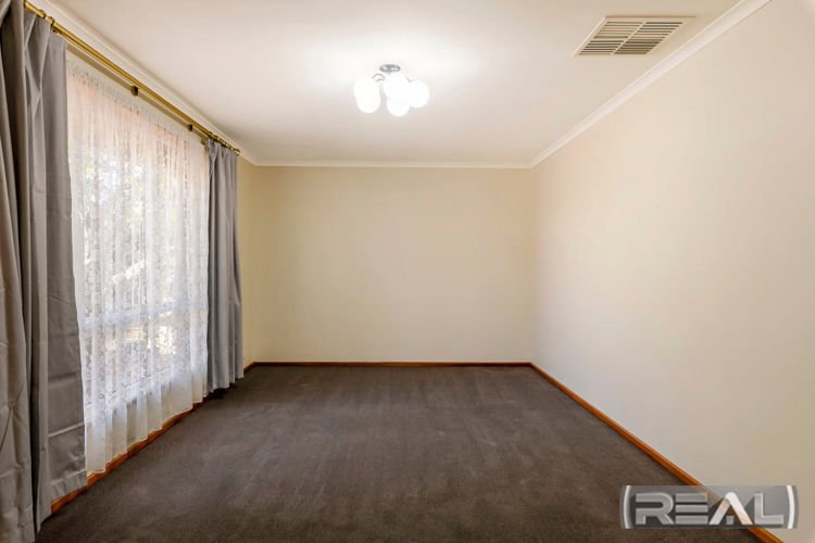 Photo - 4 Sunshine Place, Blakeview SA 5114 - Image 5