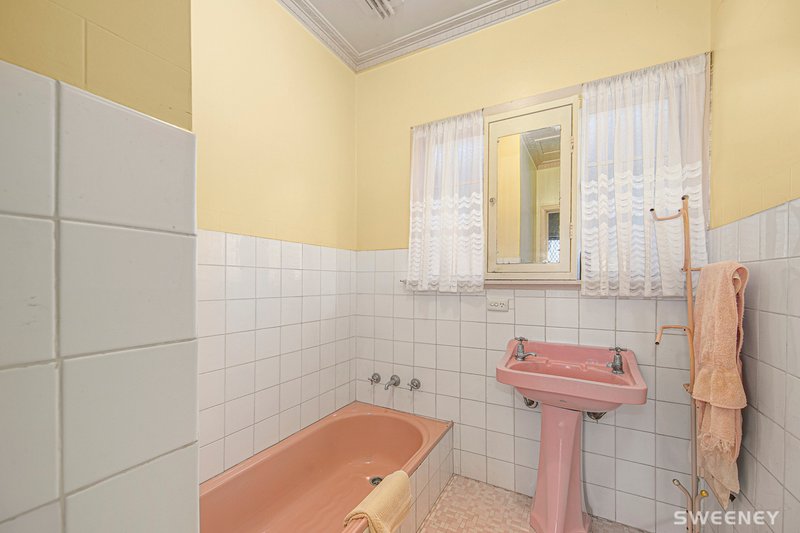 Photo - 4 Swan Court, Newport VIC 3015 - Image 13