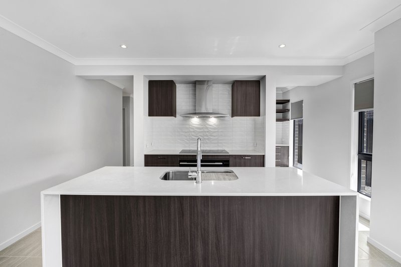 Photo - 4 Tamarind Crescent, Park Ridge QLD 4125 - Image 5