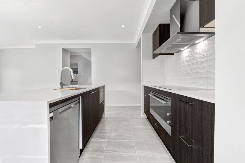 Photo - 4 Tamarind Crescent, Park Ridge QLD 4125 - Image 6