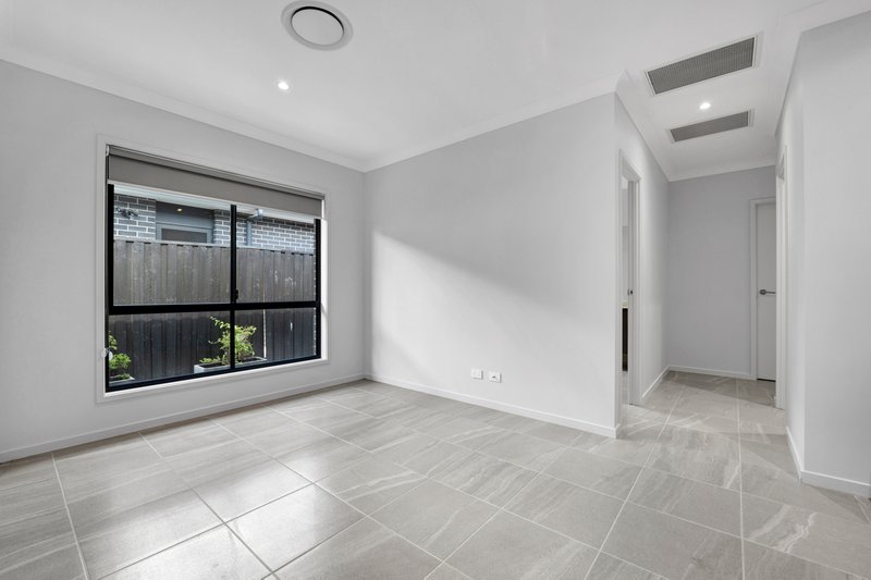 Photo - 4 Tamarind Crescent, Park Ridge QLD 4125 - Image 8