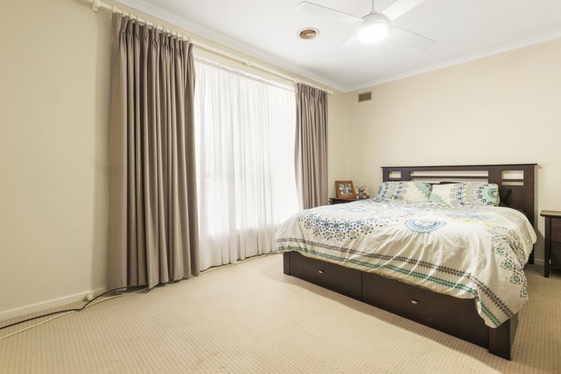 Photo - 4 Tamarind Crescent, Werribee VIC 3030 - Image 5