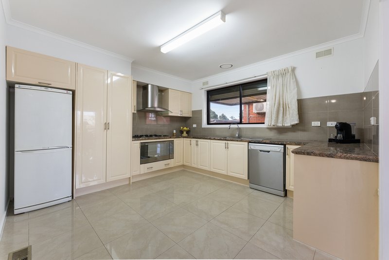 Photo - 4 Tanglewood Street, Kings Park VIC 3021 - Image 3