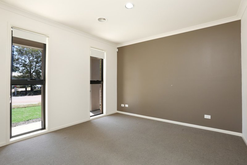 Photo - 4 Tanner Mews, Point Cook VIC 3030 - Image 5