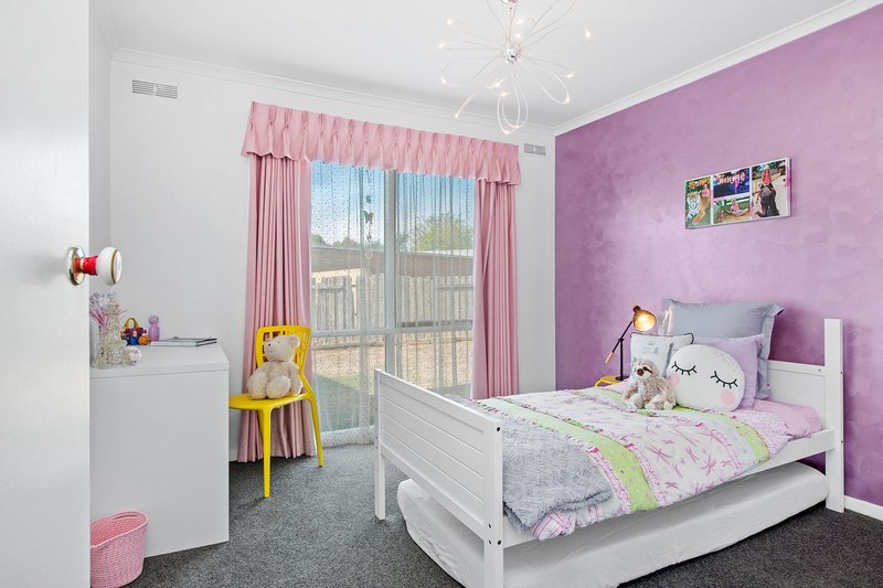 Photo - 4 Tarn Place, Wendouree VIC 3355 - Image 12