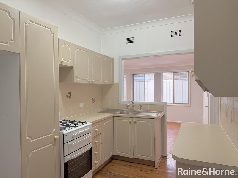 Photo - 4 Thames Street, West Wollongong NSW 2500 - Image 3