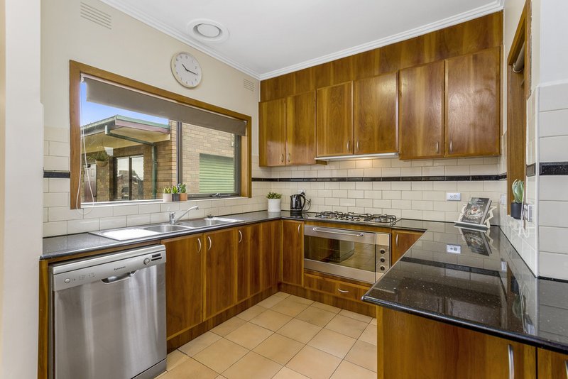 Photo - 4 Thelma Court, Werribee VIC 3030 - Image 6