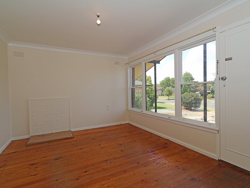 Photo - 4 Tichborne Crescent, Kooringal NSW 2650 - Image 2