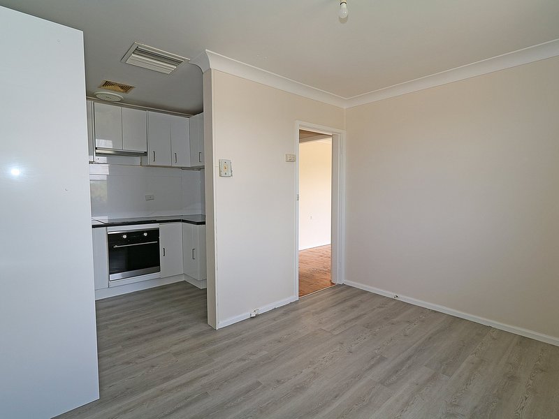 Photo - 4 Tichborne Crescent, Kooringal NSW 2650 - Image 3