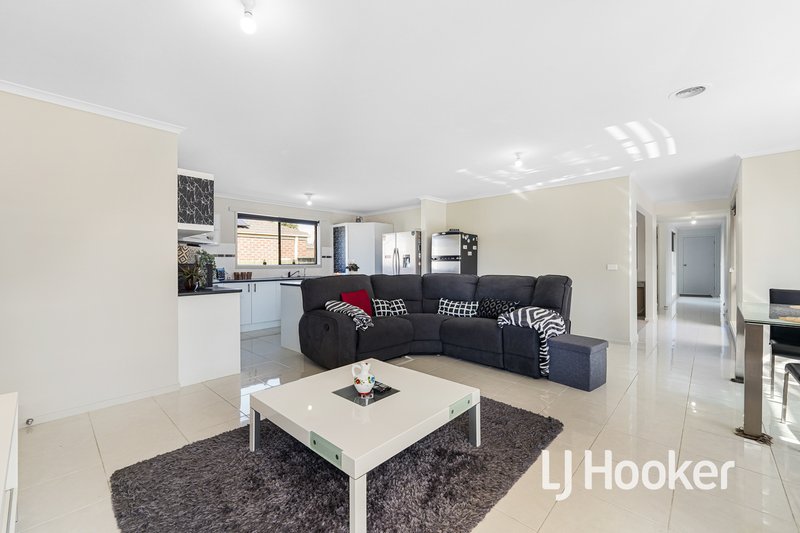 Photo - 4 Tiffany Place, Hampton Park VIC 3976 - Image 3