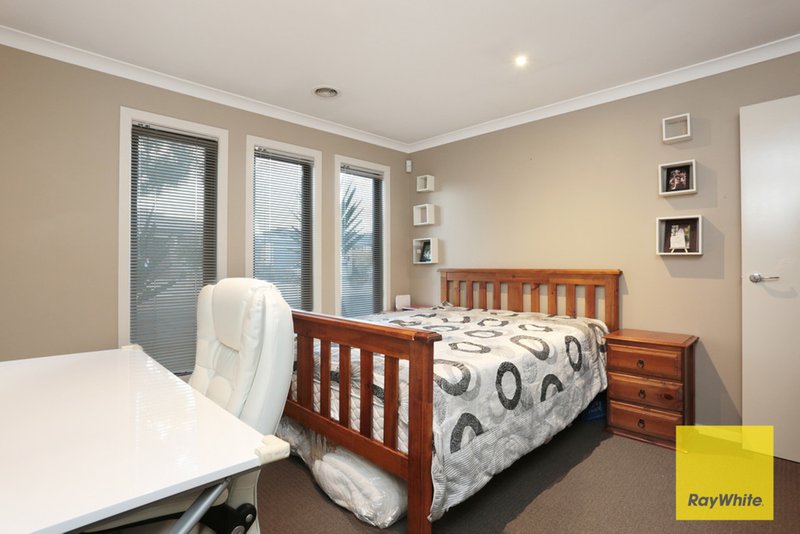 Photo - 4 Tobago Avenue, Point Cook VIC 3030 - Image 4