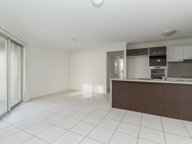 Photo - 4 Tranquil Street, Hillcrest QLD 4118 - Image 4