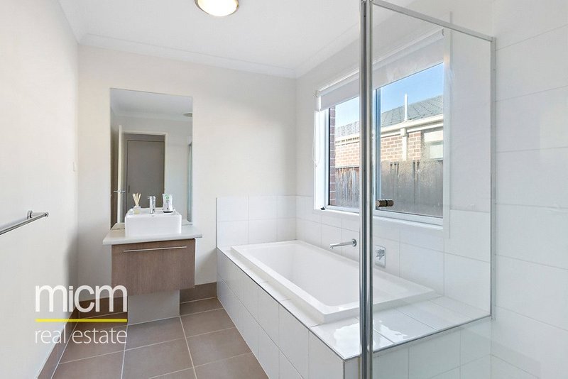 Photo - 4 Trigg Way, Point Cook VIC 3030 - Image 8